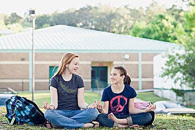 美国天主教神父挪用教会资金玩手机游戏遭警方指控